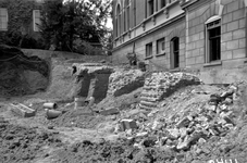 84259 Gezicht op de bij een opgraving gevonden resten van de stadsmuur bij het bastion Sterrenburg te Utrecht; rechts ...